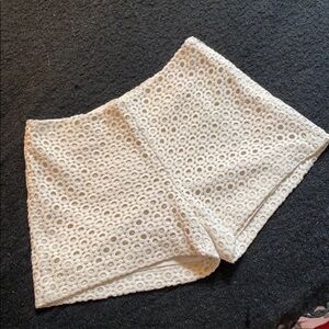 🌹BANANA REPUBLIC SIZE 0 CREAM LACE SHORTS